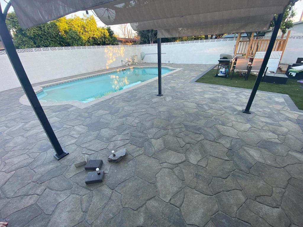 Angelus Slaton pool deck pavers in Gray Moss Charcoal color