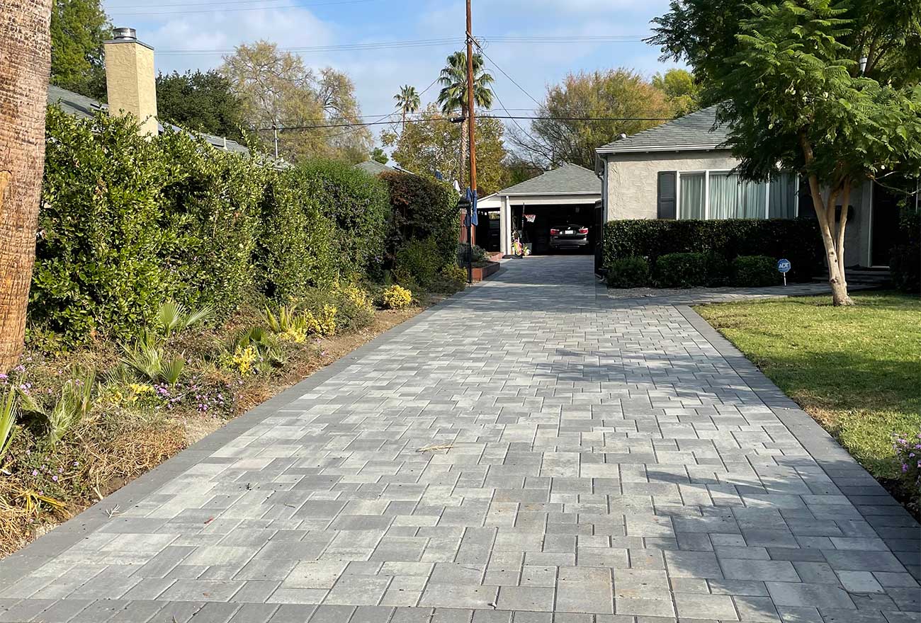 Angelus Courtyard paver driveway in Gray Charcoal color