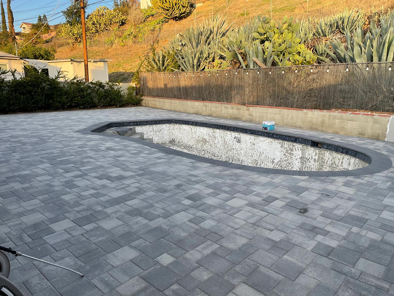 Angelus Courtyard in Gray Charcoal with Charcoal Bullnose