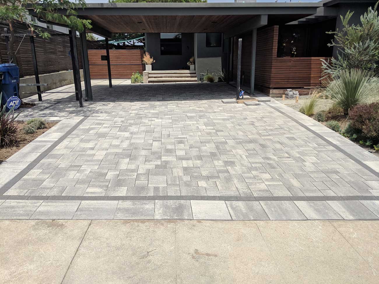 Angelus Courtyard paver driveway in Gray Charcoal color with 15x15 Border
