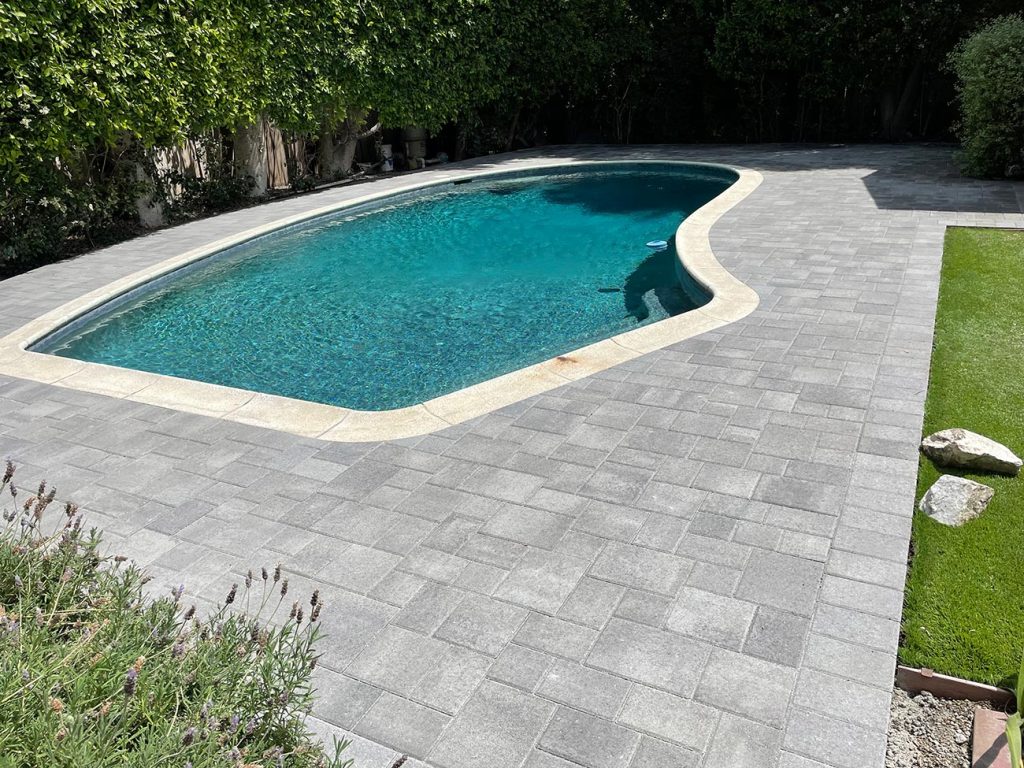 Angelus pool deck pavers in Gray Charcoal