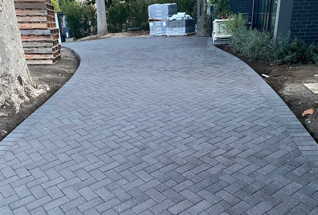 Angelus Holland paver driveway in Charcoal color
